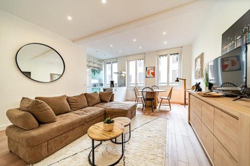 ein Wohnzimmer mit Sofa und Tisch in der Unterkunft Le Saint Clair charmant 3 pers - Caluire et Cuire in Caluire-et-Cuire