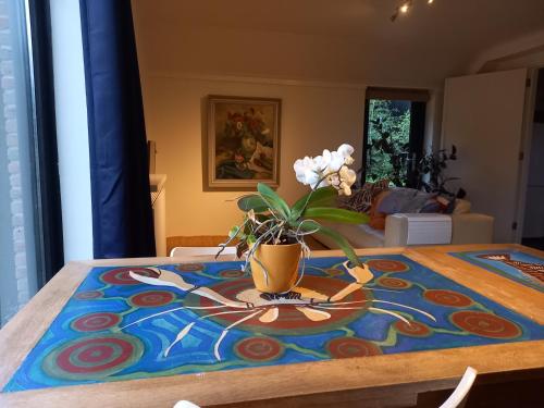 a table with a vase with a plant on it at Natuurhuis Marke Lemselo 80 m2 in Weerselo