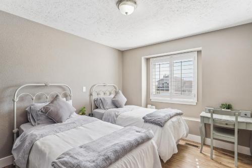 Ένα ή περισσότερα κρεβάτια σε δωμάτιο στο Charming Utah Getaway with Fire Pit and Furnished Deck