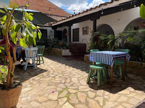 Un patio con una mesa y sillas en una casa. en Casa Naturhola, en Villa de Leyva