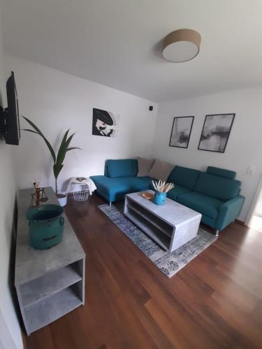 sala de estar con sofá azul y mesa en Detmolder Perle, en Detmold