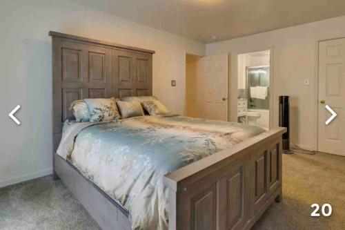 sypialnia z dużym łóżkiem z drewnianym zagłówkiem w obiekcie Little secret in the poconos w mieście East Stroudsburg