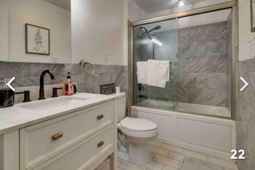 W łazience znajduje się umywalka, toaleta i prysznic. w obiekcie Little secret in the poconos w mieście East Stroudsburg
