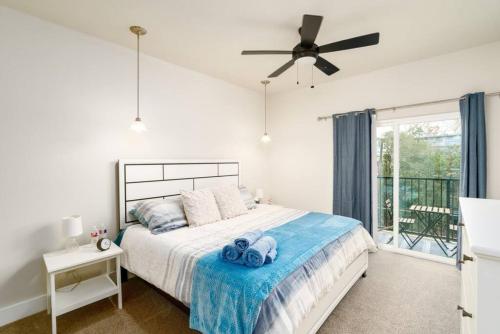 Un dormitorio con una cama con toallas azules. en Spacious New Condo! Near FtSam Houston*Alamo*Pearl en San Antonio