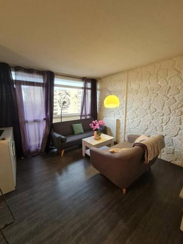 un salon avec un canapé et une chaise dans l'établissement Modern'Habitat B&B, à Coeuilly