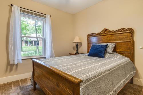 Un dormitorio con una cama grande y una ventana en Peaceful Franklin Cottage about 1 Mi to Downtown!, en Franklin