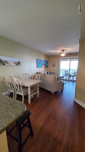 sala de estar con sofá y mesa en Grand Panama Beach Resort 1-1103 en Panama City Beach
