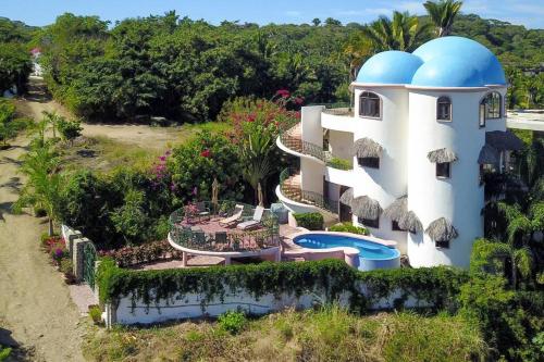 una vista aérea de un complejo con piscina en Romantic Luxury Villa, en Sayulita