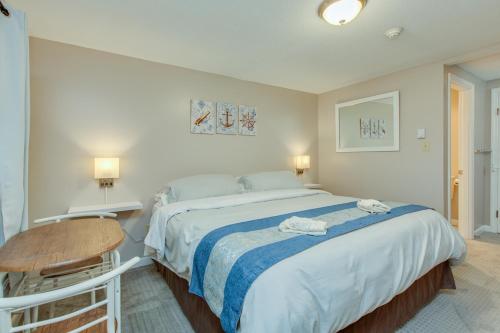 um quarto com uma cama grande e uma mesa de madeira em Lake Shore Farm Inn em Northwood