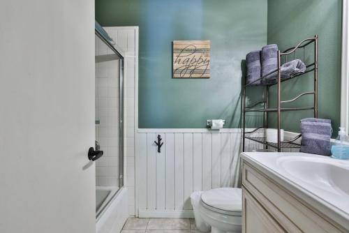 y baño con aseo blanco y lavamanos. en Next 2 Lift, Hot Tub, Massage Chair, Bbq,, en Big Bear Lake