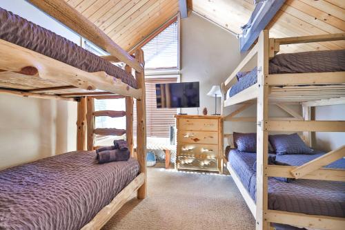 1 Schlafzimmer mit 2 Etagenbetten und einem TV in der Unterkunft Next 2 Lift, Hot Tub, Massage Chair, Bbq, in Big Bear Lake