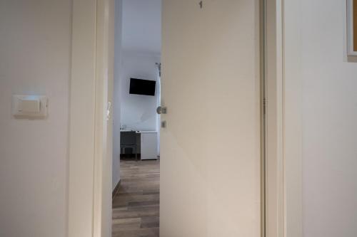 una puerta abierta con TV en una habitación en All'Imbarco, en La Spezia