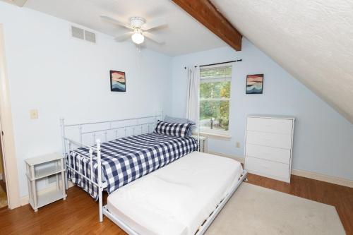Schlafzimmer mit einem Bett und einem Deckenventilator in der Unterkunft Home STEPS from Oberlin in Oberlin