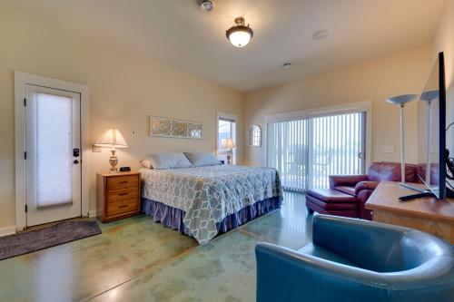 een slaapkamer met een bed en een tv en een bank bij West Richland Home with Vineyard and Mountain Views! in West Richland