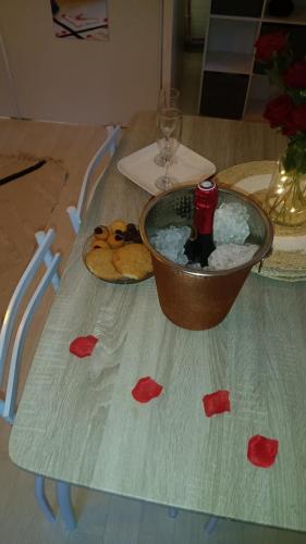 a table with a bowl of ice on top of a table at Châlet lâché prise 