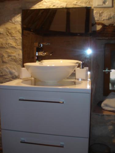 La salle de bains est pourvue d'un lavabo sur un comptoir. dans l'établissement Le pigeonnier, à Virac