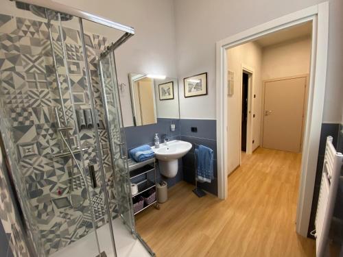 een badkamer met een wastafel en een douche bij Notte di Note - home hospitality in Busto Arsizio