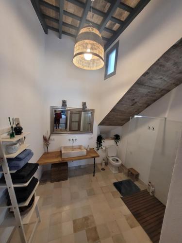 een badkamer met een wastafel en een toilet bij Casa del Museo - Agua in Medina Sidonia