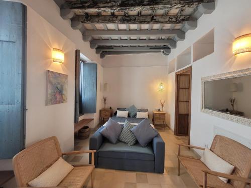 a living room with a couch and two chairs at Casa del Museo - Agua in Medina Sidonia