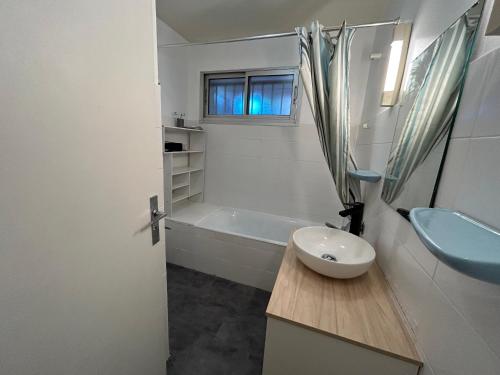 y baño con lavabo, aseo y bañera. en Appartement Cosy Montpellier en Montpellier