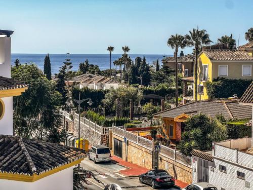 Renovated Townhouse - Sea View - Walk to Beach
