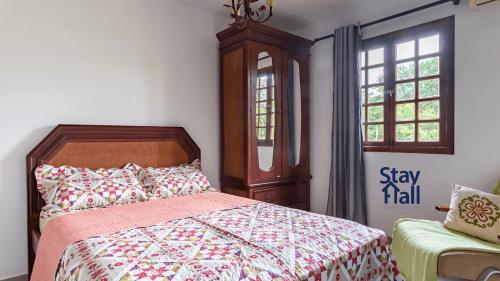 ein Schlafzimmer mit einem Bett und einem Fenster in der Unterkunft Refúgio Familiar-Casa de Campo em Gravata-3QTS-065 in Gravatá