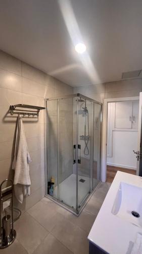 un baño con ducha y lavabo en A de Juan - Tres Marias Apartments, en Redondela