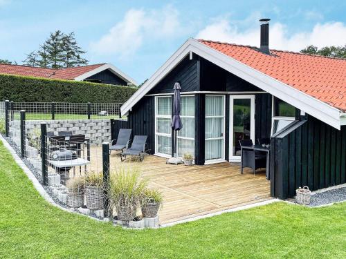 Egernsundにある6 person holiday home in Egernsundの黒い家