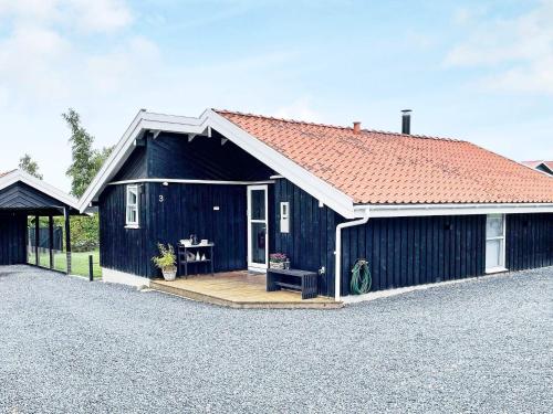 Egernsundにある6 person holiday home in Egernsundの青い家