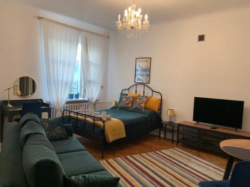 Warsaw Mermaid Apartment - Ideal place for You في وارسو: غرفة معيشة مع أريكة وتلفزيون