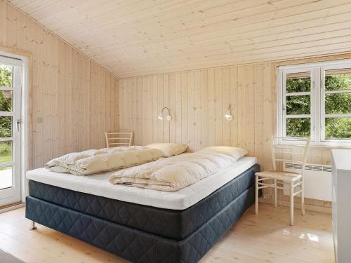 um quarto com uma cama grande num quarto em Holiday home Jerup VI em Jerup
