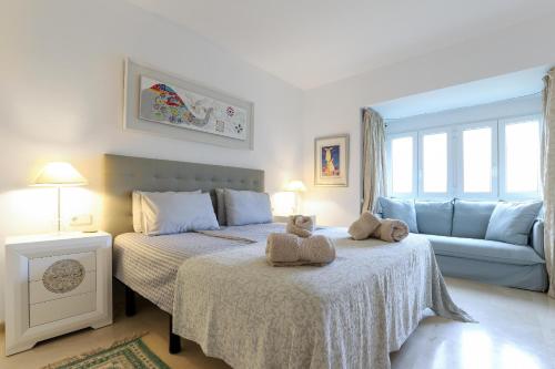 Postel nebo postele na pokoji v ubytování Los Monteros Palm Beach - ground floor apartment
