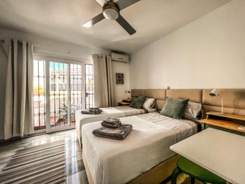 Posteľ alebo postele v izbe v ubytovaní Newly Remodeled Townhouse Beach Walking Distance