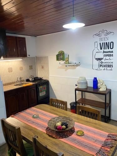eine Küche mit einem Tisch und einer Obstschale darauf in der Unterkunft Exclusiva casa céntrica in Chascomús