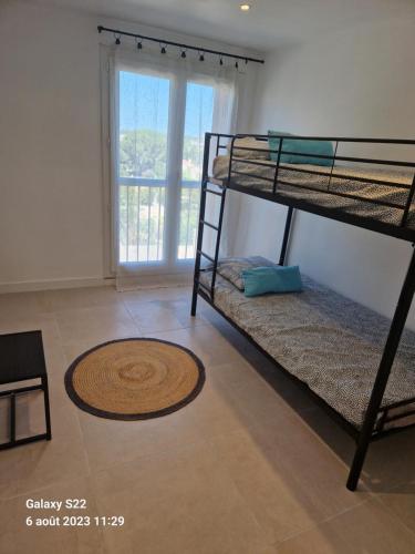 Cette chambre comprend 2 lits superposés et une fenêtre. dans l'établissement CHEZ LALLA, à Marseille