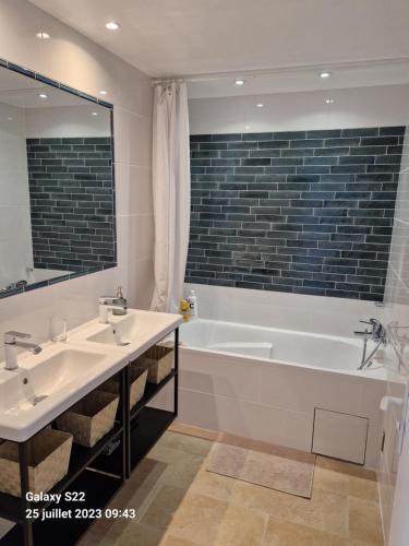 une salle de bain avec une baignoire et un lavabo et une baignoire dans l'établissement CHEZ LALLA, à Marseille