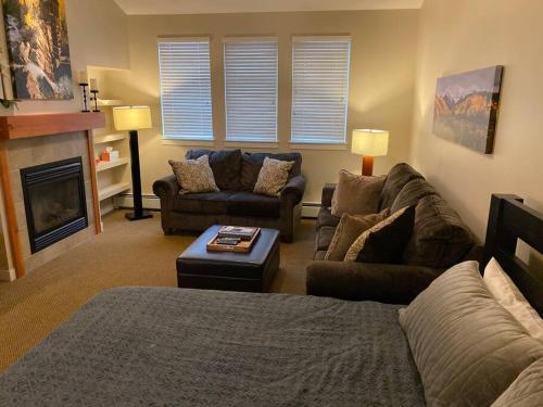 Χώρος καθιστικού στο Ski-In / Ski-Out Studio Condo at the base of Winter Park
