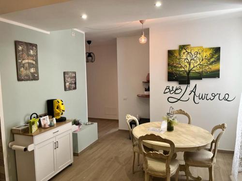 a dining room with a table and a kitchen at Affittacamere L'Aurora in Zagarolo