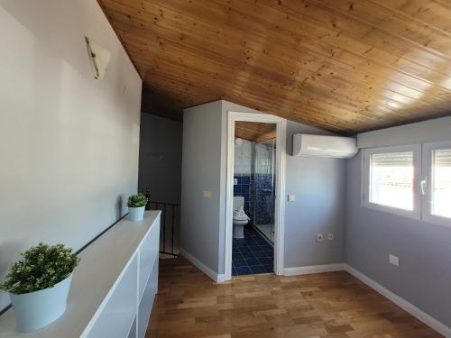 korytarzem z drewnianym sufitem i schodami w obiekcie Apartments Madrid Principe 2 w Madrycie