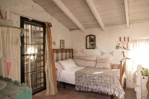 un dormitorio con una cama y una ventana en Partida de la Mar, en Almácera