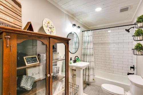 La salle de bains est pourvue de toilettes, d'un lavabo et d'une baignoire. dans l'établissement Lindale Vacation Rental with Deck and Grill!, à Lindale