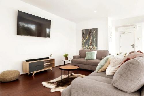 uma sala de estar com um sofá e uma televisão em Chapel Street Cowes em Cowes