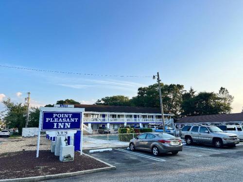 un cartel en un estacionamiento frente a un hotel en Point Pleasant Inn, en Point Pleasant Beach