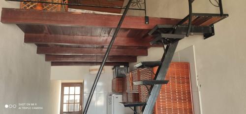 un conjunto de escaleras de madera en un edificio en Cantinho na Chi´apada II, en Lençóis