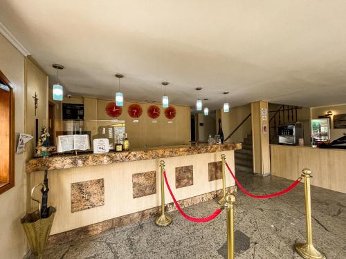 a restaurant with a red rope around a counter at Hotel Nacional Inn Campos do Jordão in Campos do Jordão