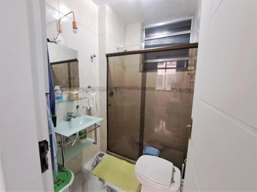 y baño con ducha, aseo y lavamanos. en Estúdio completo entre Botafogo e Copacabana, en Río de Janeiro