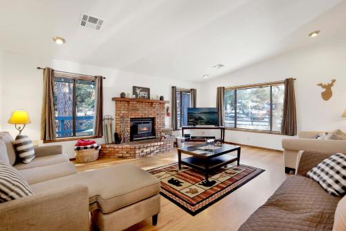 sala de estar con sofá y chimenea en 2330-Maple Leaf Retreat chalet, en Big Bear City