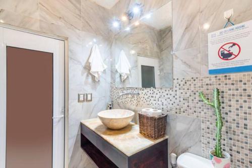 W łazience znajduje się umywalka i lustro. w obiekcie DICI Coliving Housing The Friends Room w mieście Cabo San Lucas