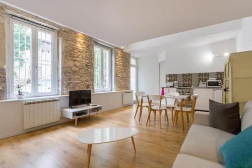 un salon avec un canapé et une table dans l'établissement Calm in the city center of Lyon, à Lyon