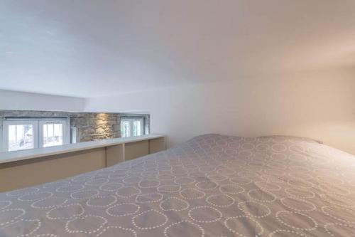 une chambre blanche avec un grand lit et deux fenêtres dans l'établissement Calm in the city center of Lyon, à Lyon